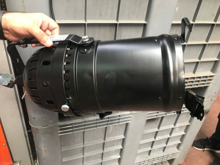 Iluminação Projectores Convencionais Par64 Black long