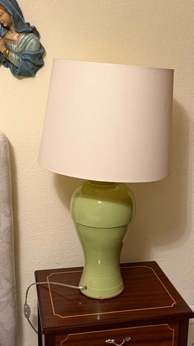 Candeeiro de mesa clássico com base em cerâmica