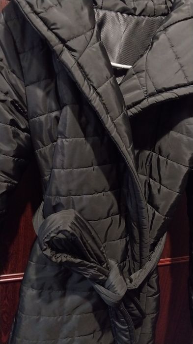 пальто синтепон стьогане ,чорного кольору ,класичне з пояском розмір .