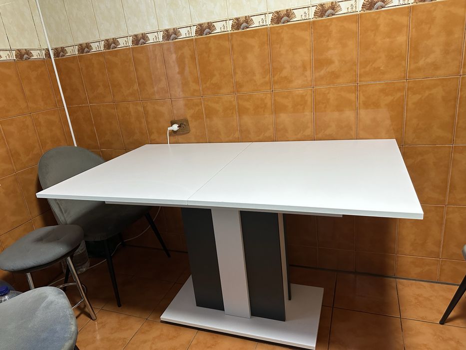Кухоний розкладний стіл