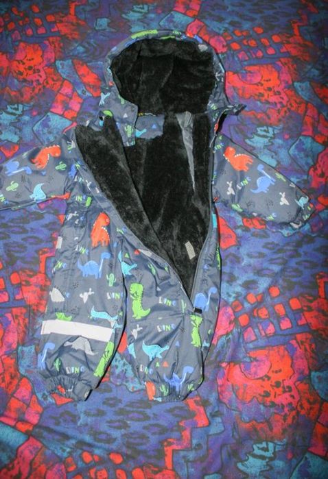 Дитячий зимовий комбінезон Xu Kids
розмір 18 м
На талії та манжетах ру