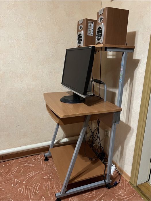 Комп’ютерний стіл