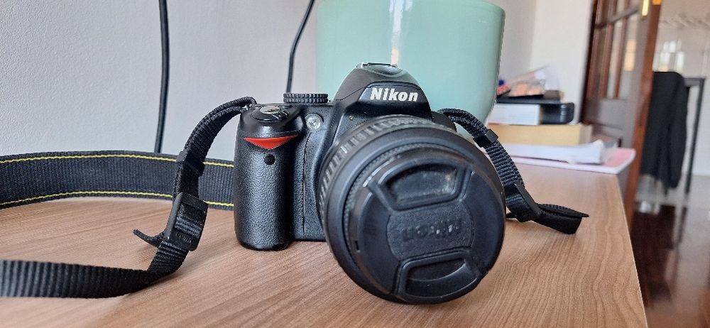 Câmera Nikon D3000 + Lente 18-55mm + Acessórios

Vendo Nikon D3000