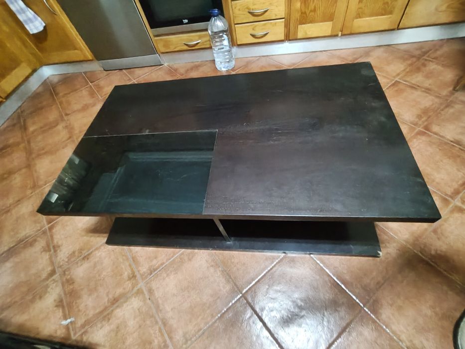 Mesa central de sala de estar e madeira maciça.