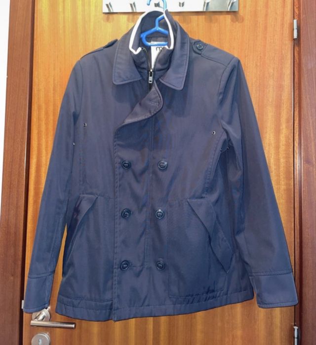 Casaco masculino com fecho duplo.