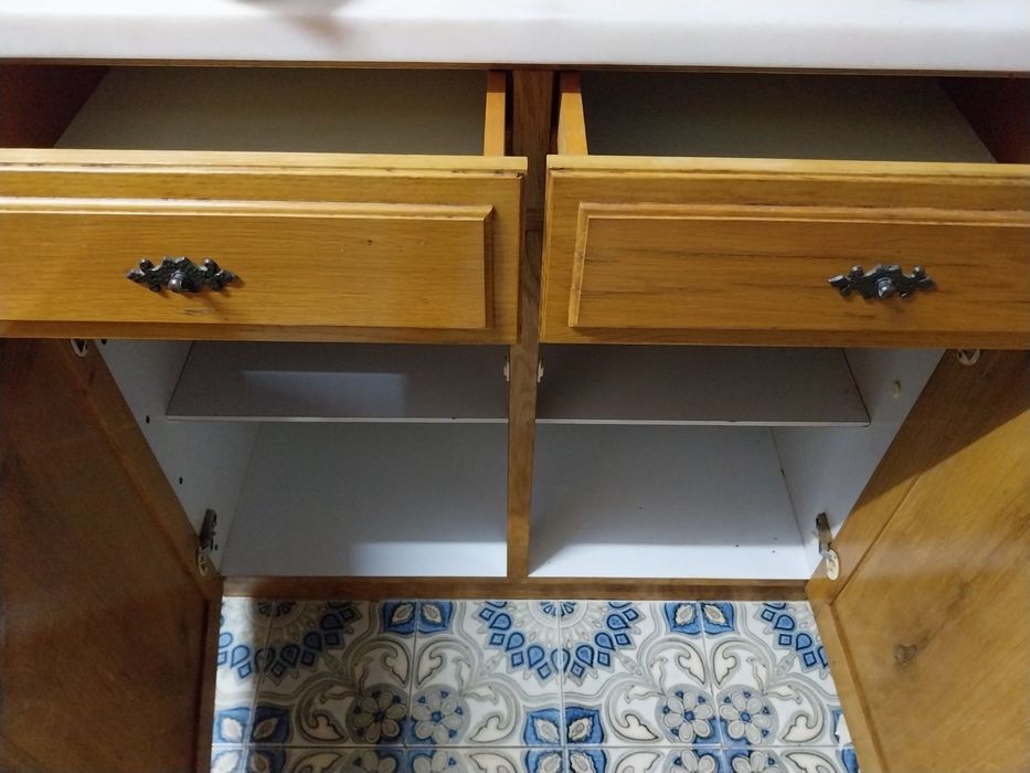 Cozinha Antiga em Madeira de Carvalho – Clássica e Robusta