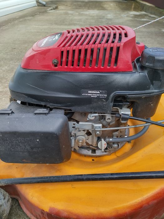 Газонокосарка Honda.