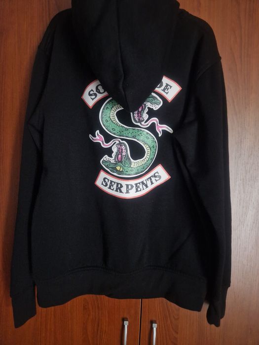 Czarna bluza z kapturem Z logo South Side Serpends z serialu "Riverdal