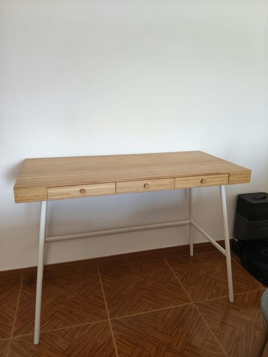 Secretária em bambu IKEA LILLÅSEN com cadeira em tecido cinzento Kasa