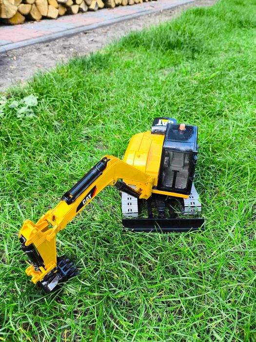 Koparka CAT firmy bruder