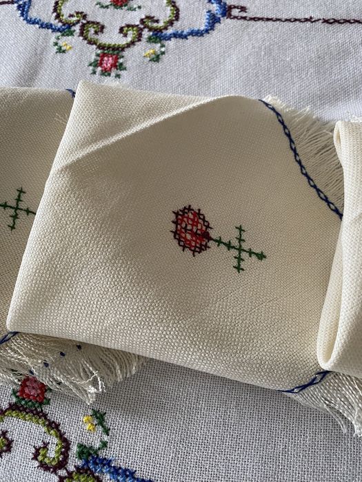 Toalha de mesa bordada a ponto cruz manual 160x222