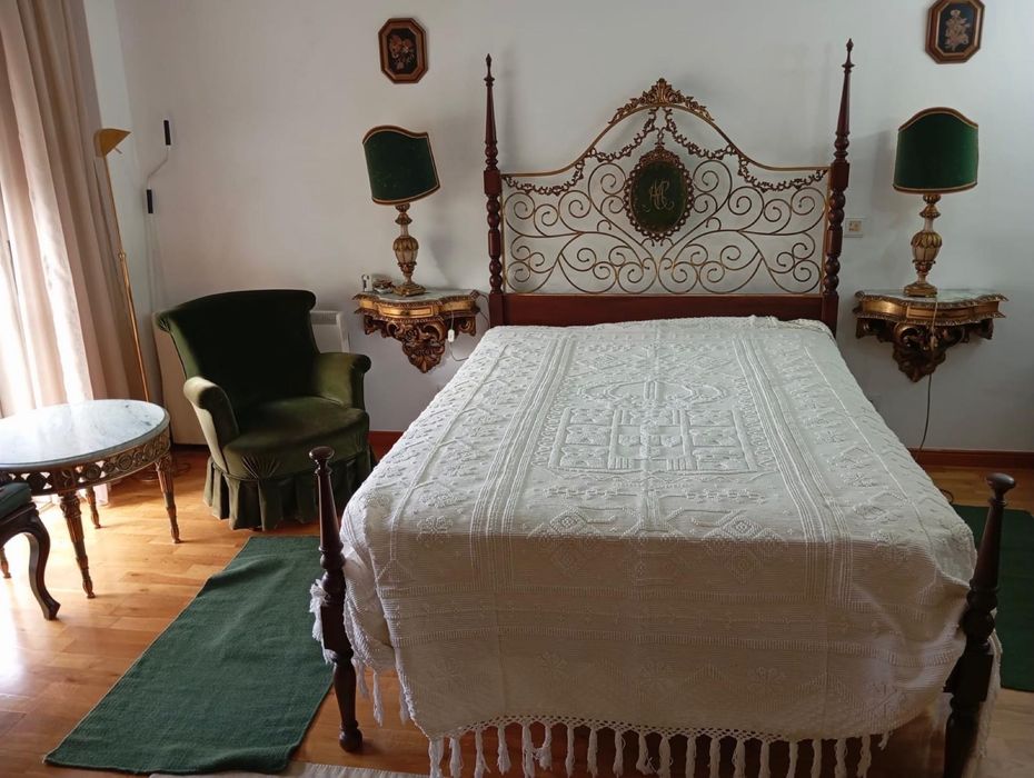 Conjunto de quarto clássico completo(cama+mesas+candeeiros+poltrona)