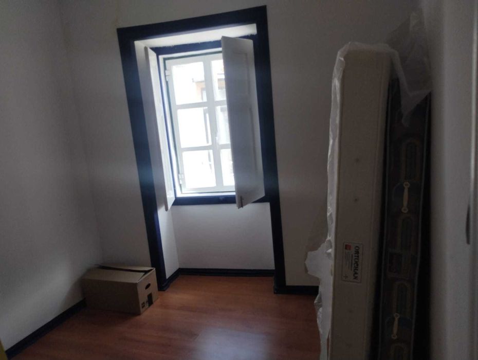 Cama em madeira cerejeira maciça, com 2 mesas de cabeceira folhadas a cerejeira e colchão ortopédico