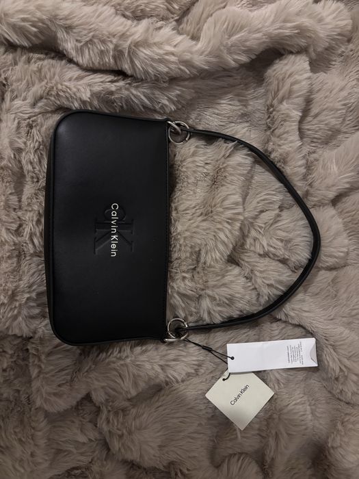 Czarna mała torebka Calvin Klein