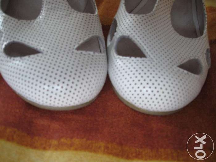 Кожаные красивы босоножки Monarch