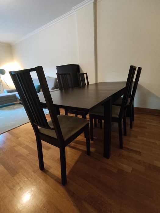 Mesa de refeições e cadeiras