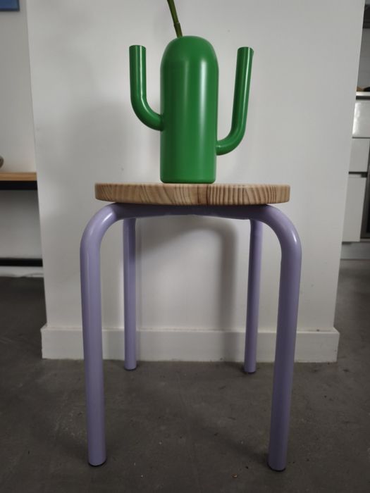 Banco e suporte para vaso de flores