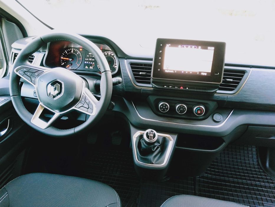 Wynajem busa Renault Trafic 9 osobowy