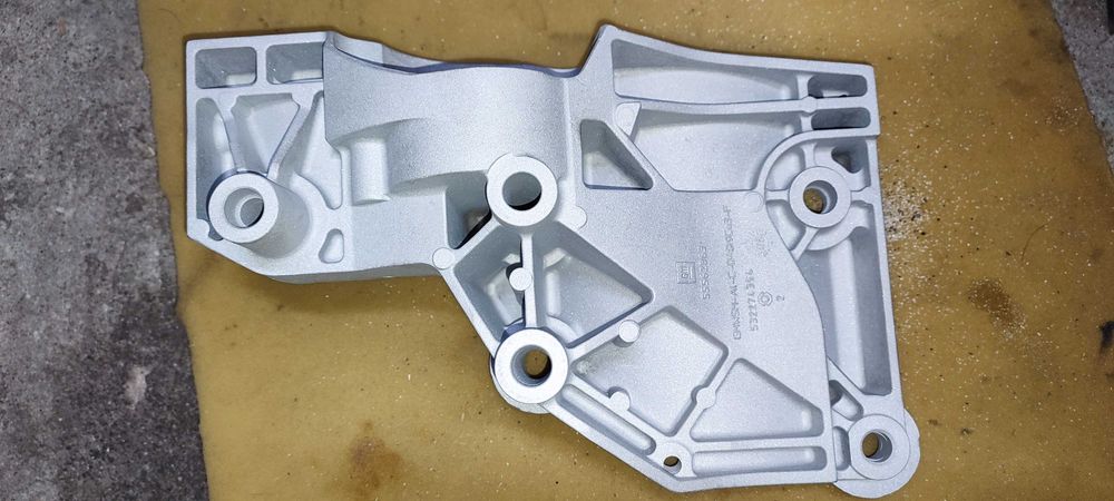 Piaskowanie, szkiełkowanie, sodowanie, czyszczenie małych elementów.