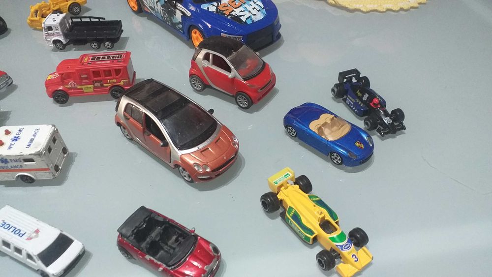 Lote de 50carrinhos uns em ferro outros em plástico