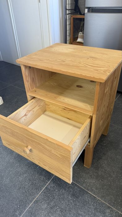 Mesa de Cabeceira em Pinho Maciço – 19€