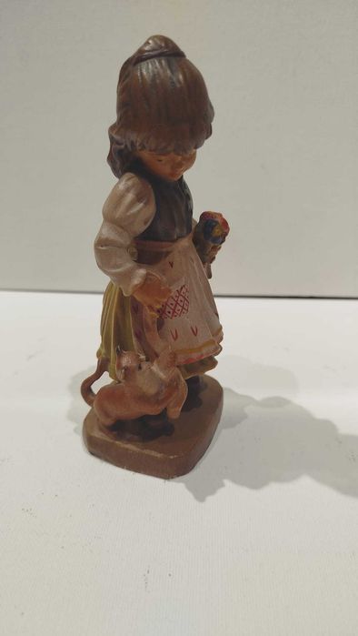 Drewniana figurka dziewczynka z kotkiem
