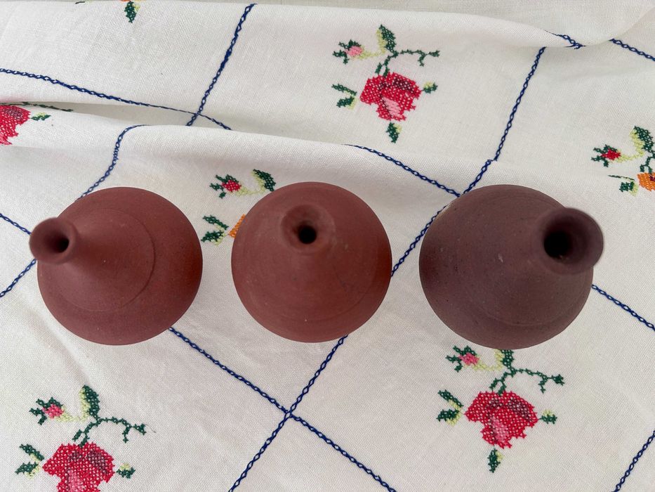 Três pequenas jarras em barro vermelho