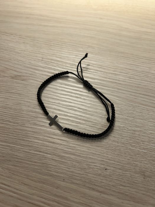Materiałowa bransoletka z krzyżem w kolorze czarnym