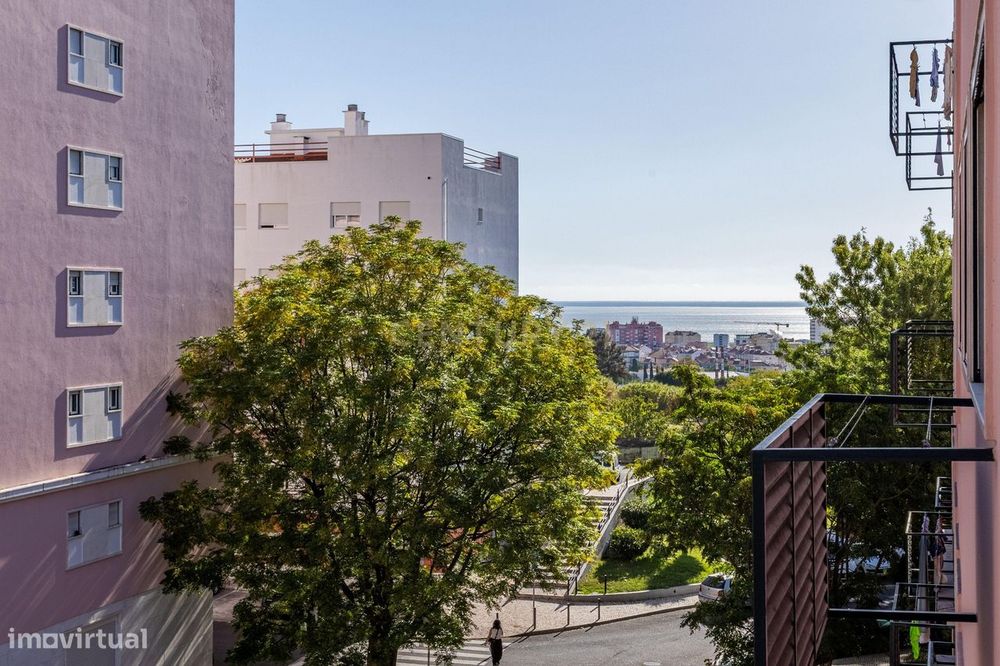Apartamento T3 em Prior Velho com garagem