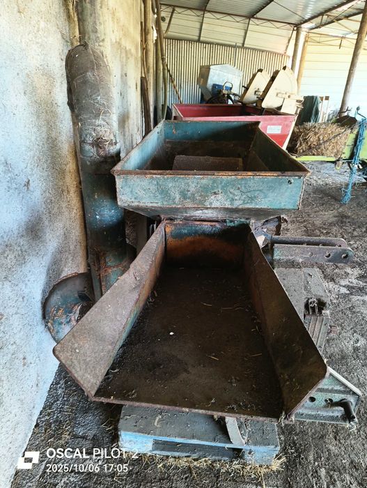 Moinho de martelos da Tramagal tocado por trator