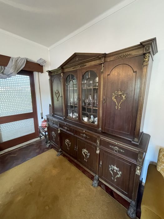 Móvel antigo de sala em madeira maciça com detalhes em bronze