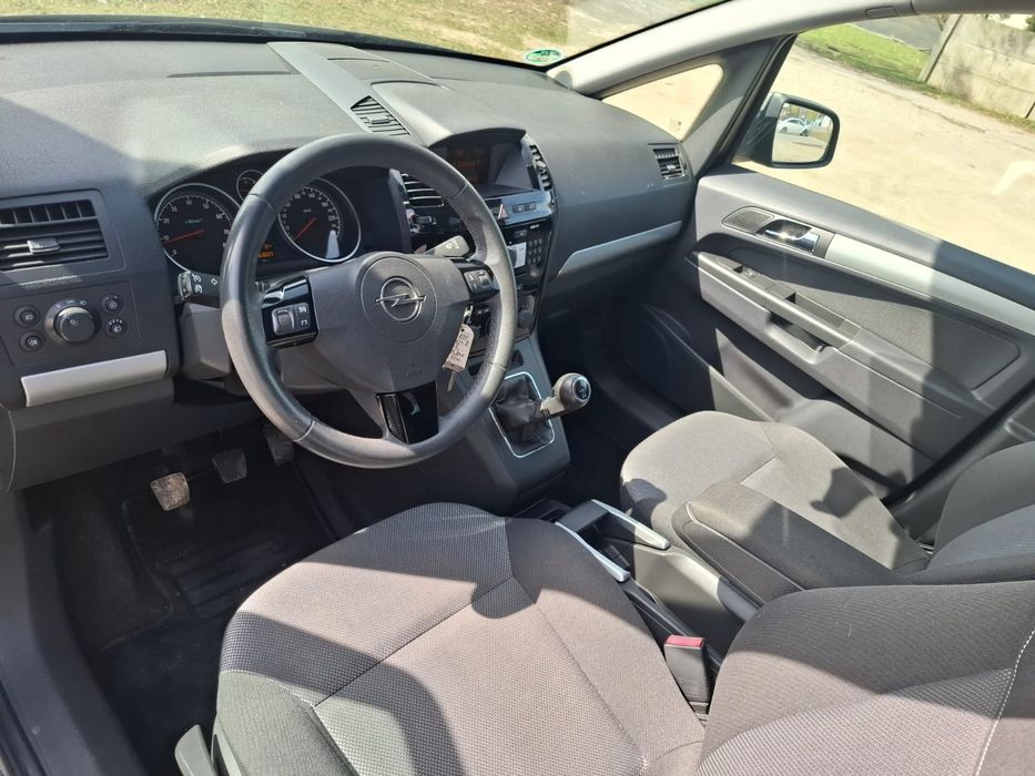 Opel Zafira 1.6 Benzyna • 2010 • 7 osób • Zadbana