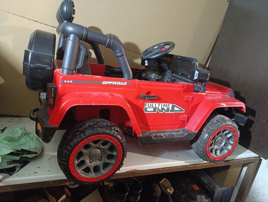 Детячий електромобіль з пультом керування