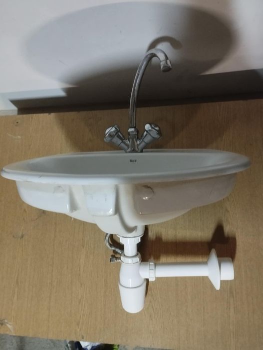Umywalka biała z baterią i syfonem