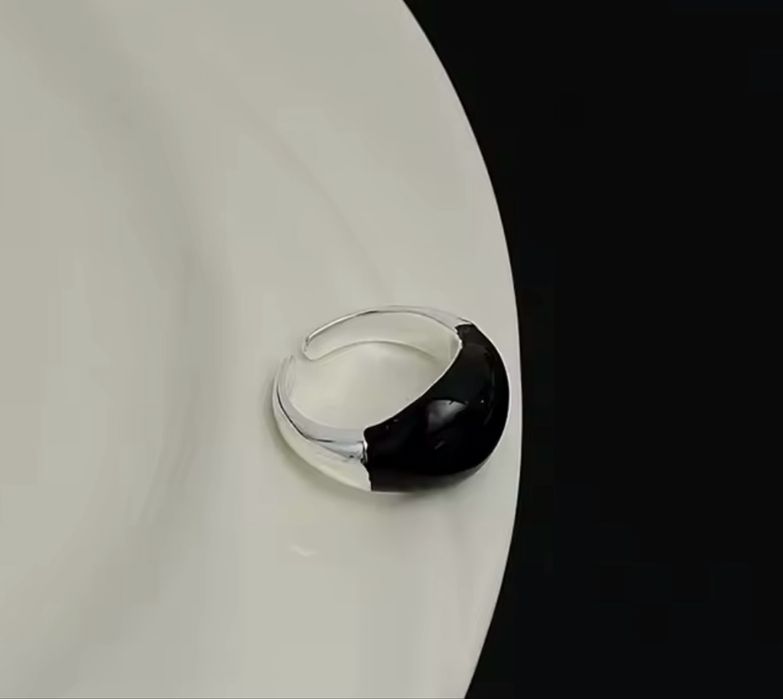 Срібна каблучка Флюїд з чорним агатом