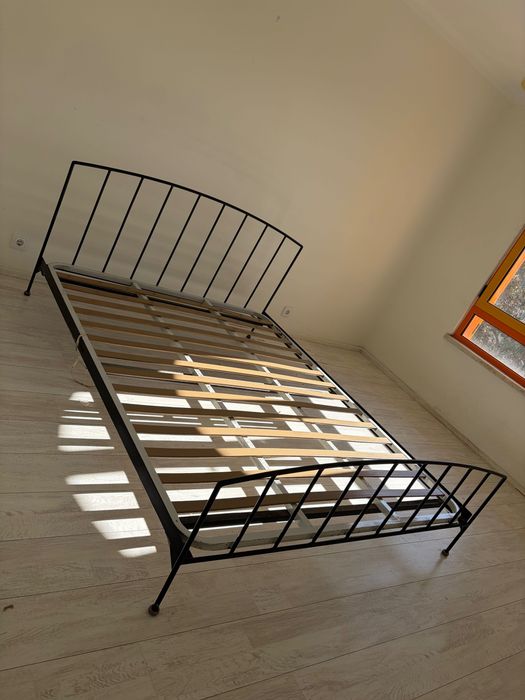 cama de ferro, em cor preta, da marca IKEA