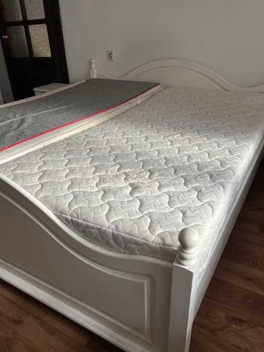 Łóżko drewniane i szafki nocne