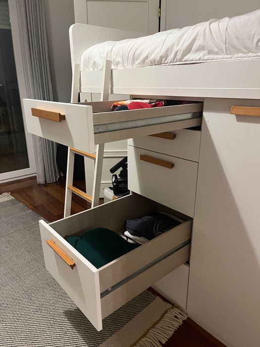 Cama elevada com arrumação