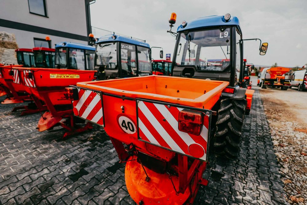 Wynajem ciągników do odśnieżania/ Traktory z pługiem i posypywarką