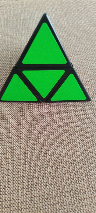Cubo e triângulo mágico Rubiks