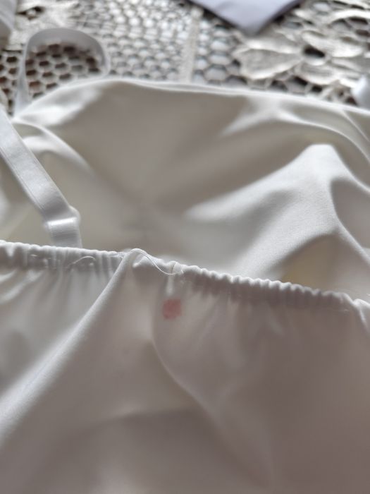 Body z wszytym biustonoszem lekko wyszczuplające na regulowane ramiącz