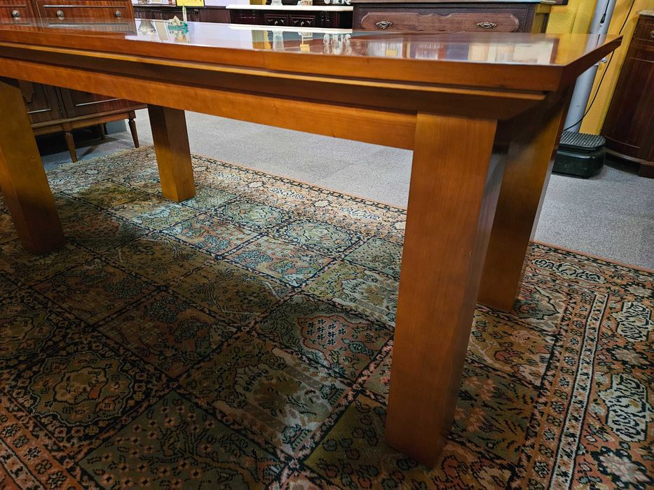 Excelente mesa de sala em madeira maciça com acabamento e