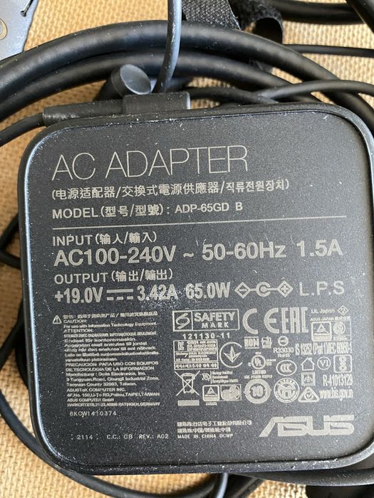 блок живлення ASUS з кабелем