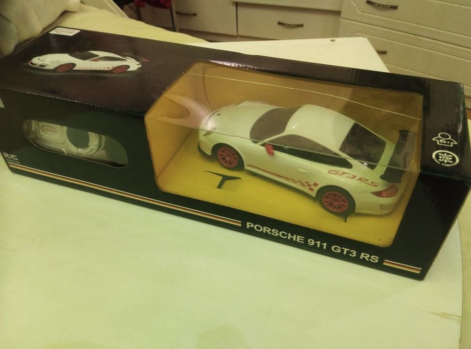 Машинка на радиоуправлении и игрушки.
