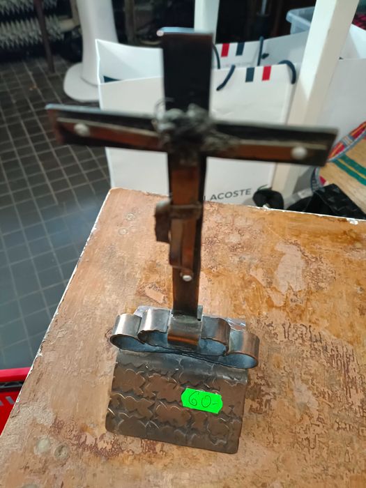 Metalowy Krzyż Stojący Kuty