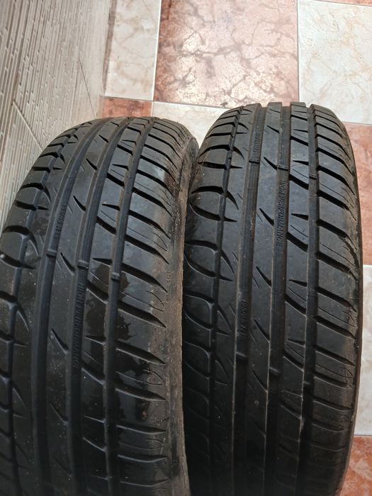 Pneus novos ..estão sujos de pó estarem guardados