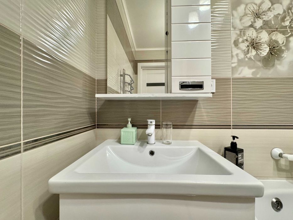 ApartPoltava Розкішна студія ПОДОБОВО, Кутова ванна, СВІТЛО ЗАВЖДИ