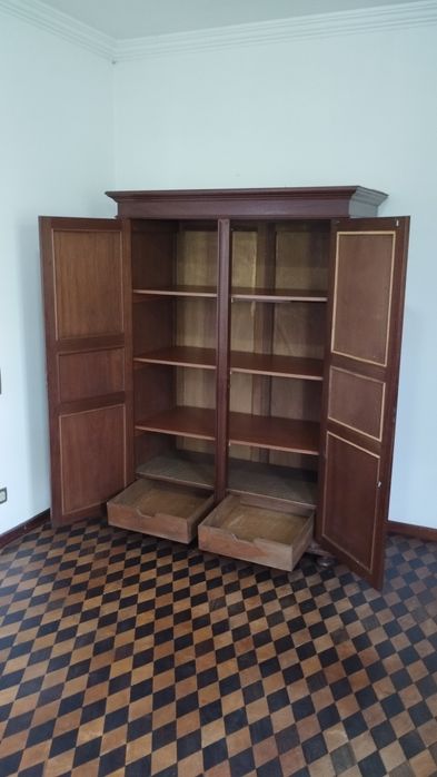 Conjunto de Guarda-Roupa, Cómoda e Mesinhas de Cabeceira em Madeira