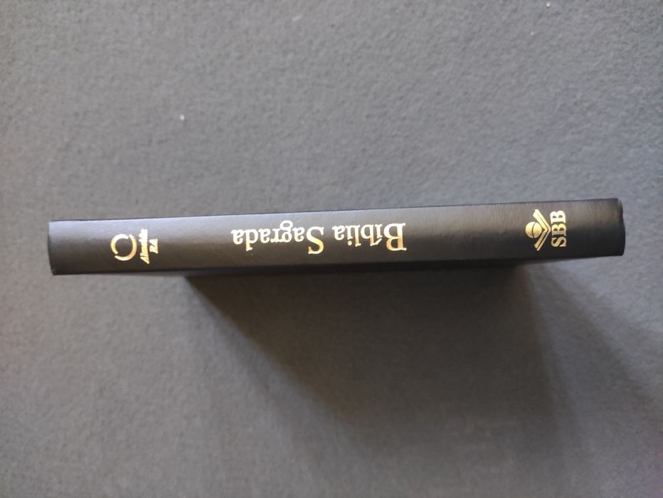 Livros religiosos: bíblias, novo testamento, missa paroquial