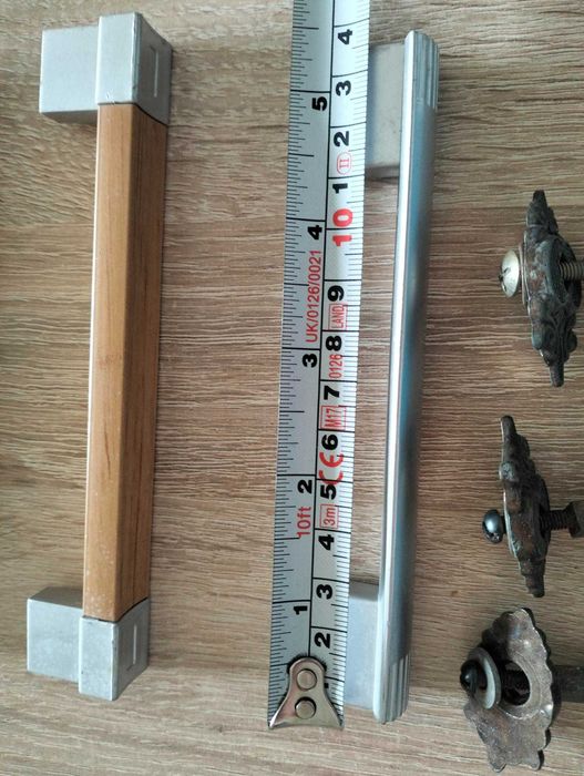 Uchytwy do mebli/stopki pod meble